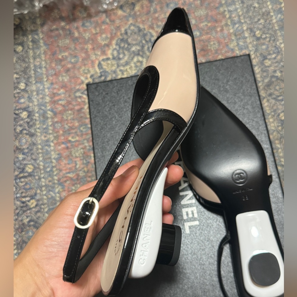 Chanel patent sling back two tone heels - Picture 4 of 7